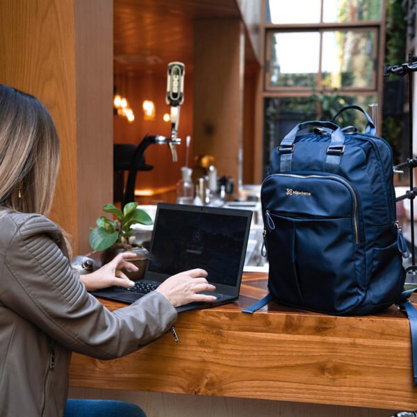 KNB-468-lifestyle1 Accesorio Morral - Klip Xtreme – Notebook carrying backpack - 15.6" - 1200D Nylon – Blue
