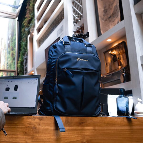 KNB-468-lifestyle2 Accesorio Morral - Klip Xtreme – Notebook carrying backpack - 15.6" - 1200D Nylon – Blue